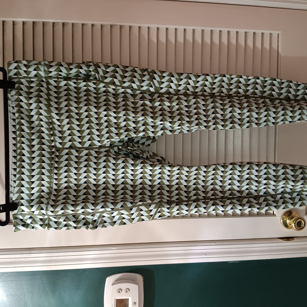 Torrid Active Green and White Geometric Leggings